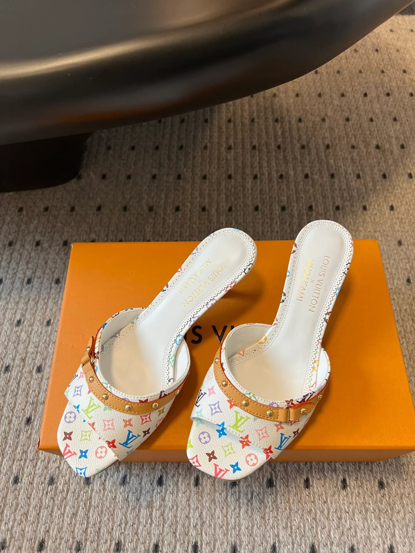 👟👟Ex-factory price 480👟👟 * 25ss spring and summer new style black and white three-color cat-heeled flat sandals. It is difficult not to doubt whether it borrowed from the Tang Dynasty's Tang Sancai as a basis and innovated it into the classic LV logo. It used color and the large area of ​​the upper as a contrast to create a white or black three-color element style on the upper, creating another classic style! Super greasy on feet! Indescribable fashion! It’s easy to match every day, and it’s very relevant to the changes and development of the times! Kitten heels are super easy to wear and give your feet a full summer vibe! Material: Original customized fabric Lining: Cow lining Outsole: Genuine leather outsole imported from Italy Shoe size: 35-41 (40.41 customized non-returnable